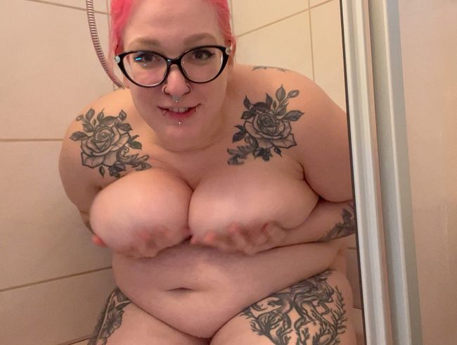 Abby-Strange's Porno Video: Golden Shower mit eigenem Sekt