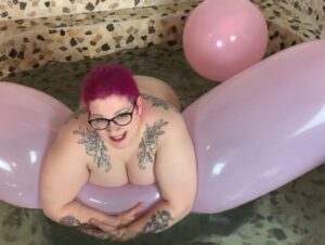 Abby Strange Porno Video: Ballons im Pool: reiten und spielen Non pop