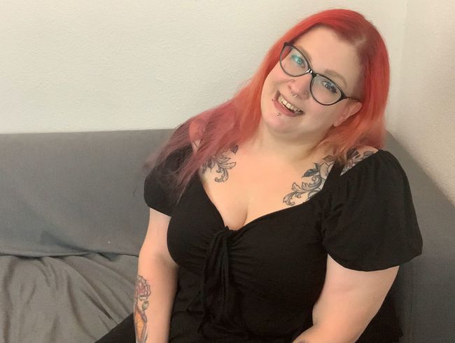 Abby Strange Porno Video: bl*wjob auf der Couch