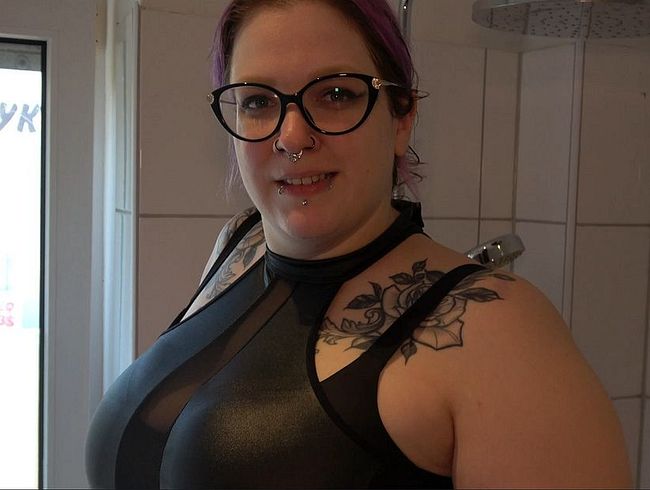 Abby Strange Porno Video: Devoter Typ wird angepi**t