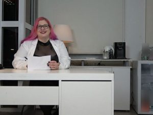 Abby Strange Porno Video: Dr Abby wird über den Schreibtisch gelegt und gefi**t