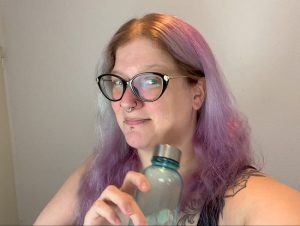 Abby Strange Porno Video: In die Flasche pi**en – Schaffe ich das?