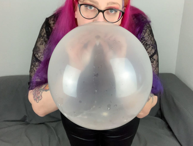 Abby Strange Porno Video: Jede Menge Spucke im Ballon