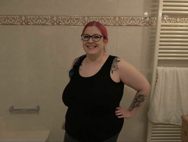 Abby Strange Porno Video: Krasser pi** Strahl in die Badewanne
