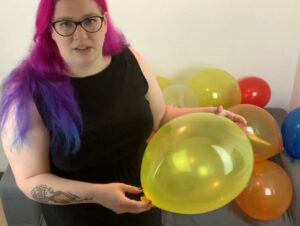 Abby Strange Porno Video: Stiefschwester macht sich über deine Ballons lustig