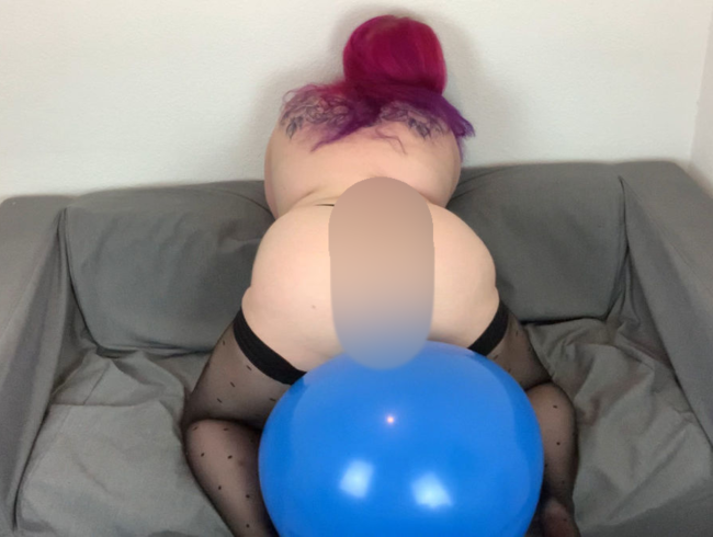Abby Strange Porno Video: Userwunsch: im String Ballon reiten mit Dirty Talk